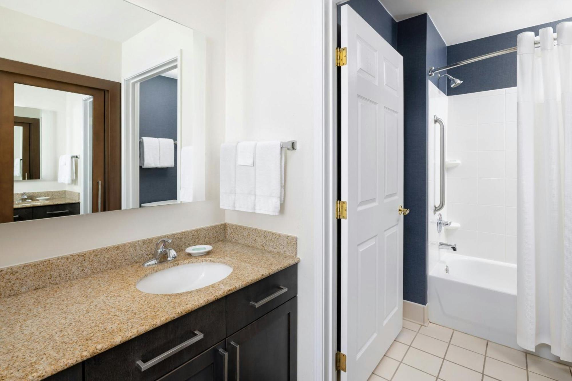ווסט דה מוין Residence Inn Des Moines West At Jordan Creek Town Center מראה חיצוני תמונה